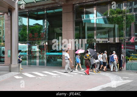 Questa è la principale entrata per Mackay Hospital di Taipei, Taiwan nella strada di fronte alla stazione di polizia. Foto Stock