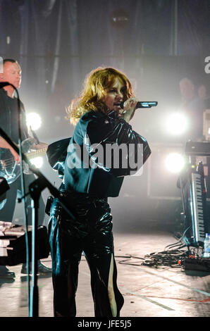 GoldFrapp riprodurre il John Peel stage al Glastonbury Festival of Contemporary Performing Arts 2017 Foto Stock