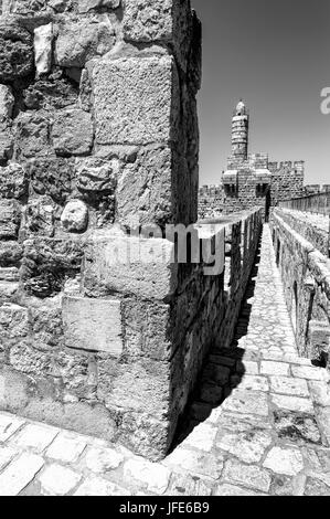 Mura che circondano la città vecchia di Gerusalemme Foto Stock