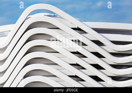 Pila di sedie a sdraio sulla spiaggia Foto Stock