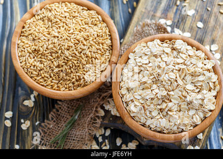 Fiocchi di avena in una ciotola di legno Foto Stock