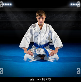 Ragazzo arti marziali lottatore in sports hall Foto Stock