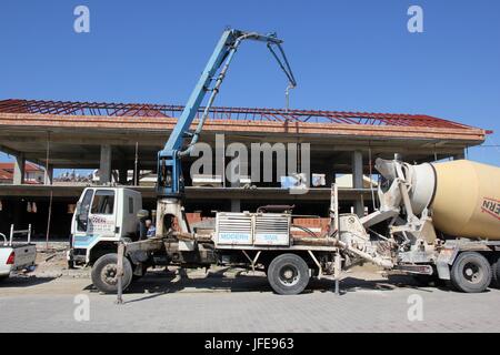 31 MAGGIO 2017,FETHIYE,Turchia: calcestruzzo pompato dai lavoratori su una nuova build in fethiye, Turchia, 31 maggio 2017 Foto Stock