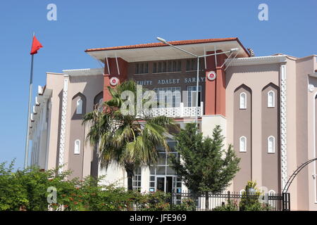 31 MAGGIO 2017,FETHIYE, TURCHIA: Un uomo sconosciuto sul tetto dell'edificio contenente la corte camere fethiye in Turchia, 31 maggio 2017 Foto Stock