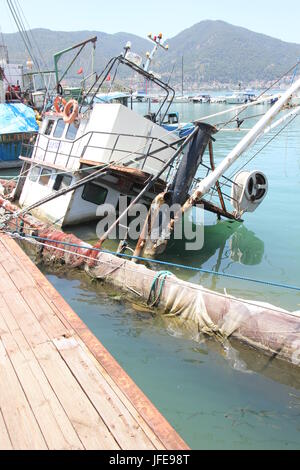 31 MAGGIO 2017,FETHIYE,Turchia: un relitto barca da pesca lungo il porto di Fethiye in Turchia ,31 maggio 2017 Foto Stock