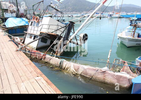 31 MAGGIO 2017,FETHIYE,Turchia: un relitto barca da pesca lungo il porto di Fethiye in Turchia ,31 maggio 2017 Foto Stock