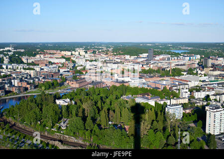 Vista verso sud-est da Nässineula ristorante girevole guardando sopra la città di Tampere downtown area Foto Stock