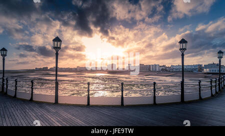 Vista di worthing lungomare da Pier appena prima del tramonto, sussex, Regno Unito. Foto Stock