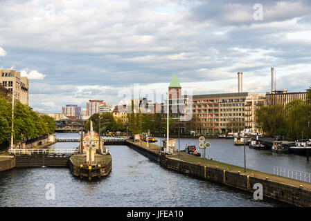 Berlino, Germania - 13 Aprile 2017: dighe con paratoie sul fiume Sprea a Berlino, Germania Foto Stock