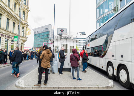 Berlino, Germania - 14 Aprile 2017: Turisti in Checkpoint Charlie a Berlino, Germania Foto Stock