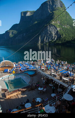 La nave di crociera lasciando Flam villaggio in Flåmsdalen, all'estremità interna del Aurlandsfjorden Foto Stock