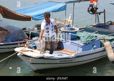 31 MAGGIO 2017, FETHIYE, TURCHIA: barche da pesca ormeggiate lungo la passeggiata di Fethiye in Turchia, 31 maggio 2017 Foto Stock