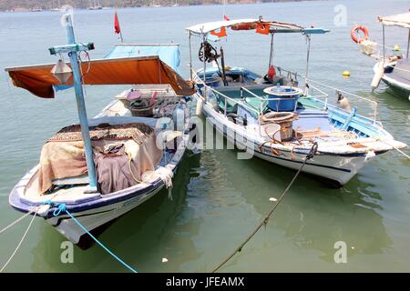 31 MAGGIO 2017, FETHIYE, TURCHIA: barche da pesca ormeggiate lungo la passeggiata di Fethiye in Turchia, 31 maggio 2017 Foto Stock