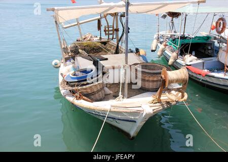 31 MAGGIO 2017, FETHIYE, TURCHIA: barche da pesca ormeggiate lungo la passeggiata di Fethiye in Turchia, 31 maggio 2017 Foto Stock