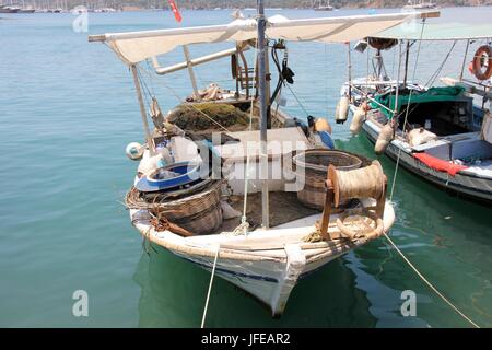 31 MAGGIO 2017, FETHIYE, TURCHIA: barche da pesca ormeggiate lungo la passeggiata di Fethiye in Turchia, 31 maggio 2017 Foto Stock