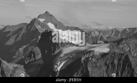 Picchi di montagna e il ghiacciaio in Svizzera Foto Stock