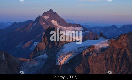 Serata viola nelle Alpi Svizzere Foto Stock