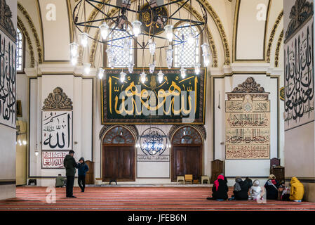 Bursa, Turchia - Febbraio 04, 2017: una vista interna della Grande Moschea (Ulu Cami). Le persone stanno visitando la Grande Moschea che è la più grande moschea di Bursa. Foto Stock