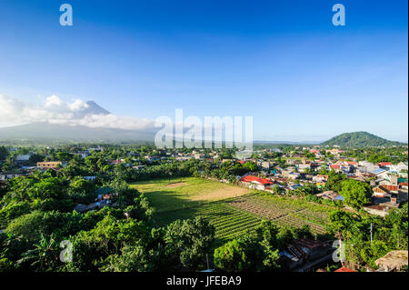 Vista dalla chiesa Daraga oltre volacano monte Mayon, Padova, Luzon meridionale, Filippine Foto Stock