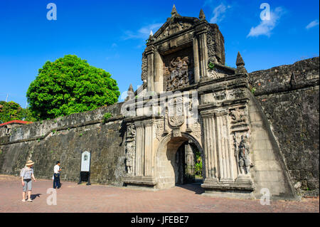 Entrata al vecchio Forte Santiago, Intramuros, Manila, Luzon, Filippine Foto Stock