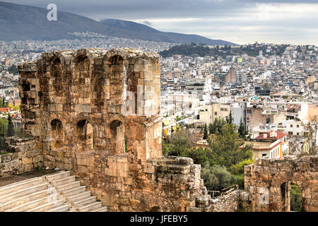 Atene visto dalle finestre del Odeon di Erode Attico teatro, Grecia Foto Stock