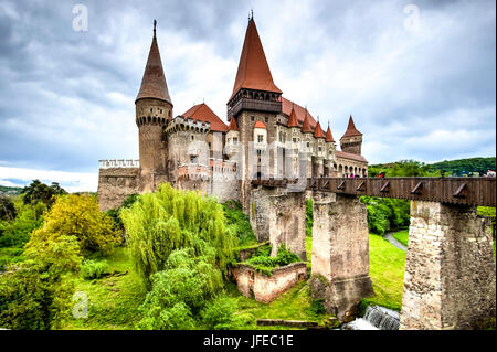 Il castello di Corvinesti conosciuto anche come il castello Hunyad, è un castello gotico-rinascimentale in Hunedoara (Transilvania), Romania. Foto Stock