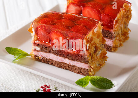 Festeggiamenti di fette di cioccolato torta di fragole di close-up su una piastra su un piano orizzontale. Foto Stock