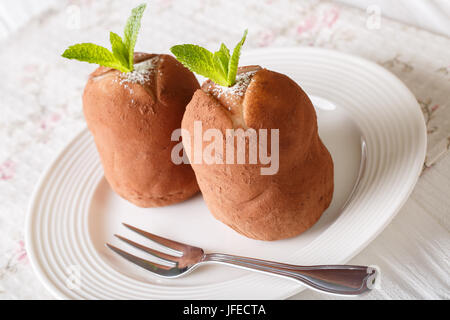 Appena cotte le sfere rum torta con menta su una piastra sul tavolo. Posizione orizzontale Foto Stock