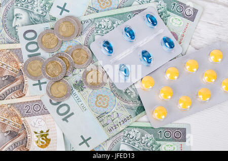 Pillole e zloty polacco fatture. pillole medicinali health costo denaro Polish zloty pln concept Foto Stock