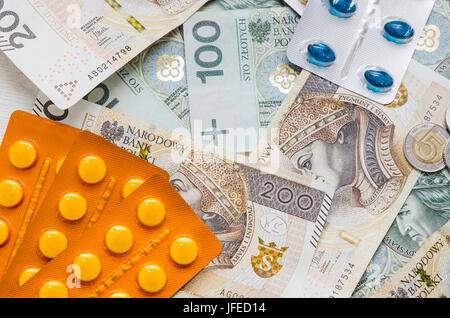 Pillole e zloty polacco fatture. pillole medicinali health costo denaro Polish zloty pln concept Foto Stock