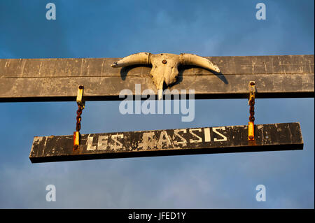 Ingresso di un allevamento sulla costa occidentale di Grand Terre, Nuova Caledonia, Melanesia, Sud Pacifico Foto Stock