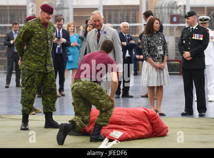 Il Principe di Galles viste una ricerca e dimostrazione di Salvataggio durante una visita all'esercito canadese Advanced Warfare Center a forze canadesi Base Trenton in quinte West, Ontario, durante il giorno due di loro visita in Canada. Foto Stock