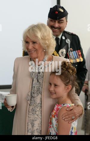 La duchessa di Cornovaglia incontra Georgia Pampe, il cui padre è una parte della regina della propria Fucili a canna rigata del Canada, durante una visita all'esercito canadese Advanced Warfare Center a forze canadesi Base Trenton in quinte West, Ontario, durante il giorno due di loro visita in Canada. Foto Stock