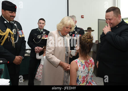 La duchessa di Cornovaglia incontra Georgia Pampe, il cui padre è una parte della regina della propria Fucili a canna rigata del Canada, durante una visita all'esercito canadese Advanced Warfare Center a forze canadesi Base Trenton in quinte West, Ontario, durante il giorno due di loro visita in Canada. Foto Stock