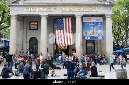 Quincy Market con i turisti di Boston Foto Stock