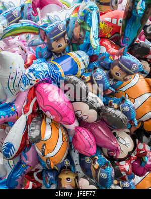 Grappolo di palloncini colorati di forme diverse in vendita in strada Foto Stock