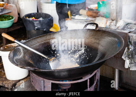 Le spezie e la cipolla nel wok. George Town, Penang, Malaysia. Foto Stock