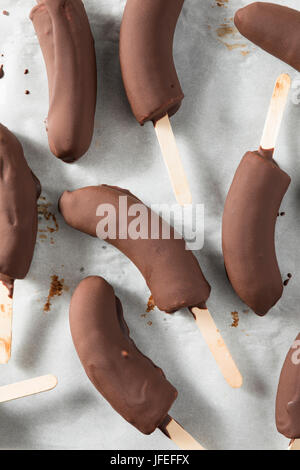 In casa congelati ricoperta di cioccolato banane su un bastone Foto Stock