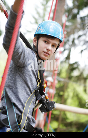 14 anno-vecchio ragazzo, climbing park, Svat ý Linhart, Karlsbad, Cechia, Europa Foto Stock