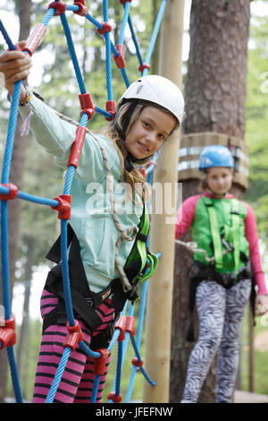 12 enne ragazza, arrampicata nel parco, Svat ý Linhart, Karlsbad, Cechia, Europa Foto Stock