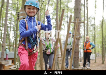 Famiglia, 6 anno-vecchia ragazza, climbing park, Linhart, Karlsbad, Cechia, Europa Foto Stock