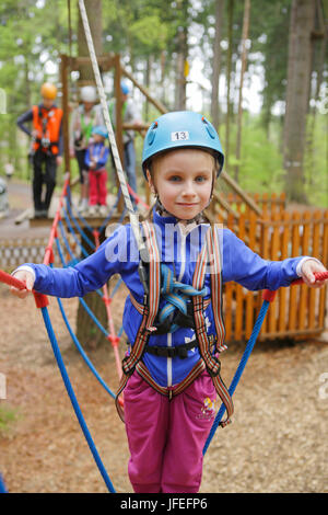 Famiglia, 6 anno-vecchia ragazza, climbing park, Linhart, Karlsbad, Cechia, Europa Foto Stock