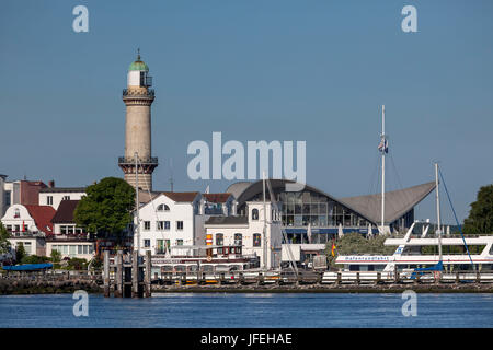 Vista delle mole sul Baltico Warnemünde bagno con faro, citta' anseatica di Rostock, Mecklenburg, Meclemburgo-Pomerania Occidentale, Germania Foto Stock