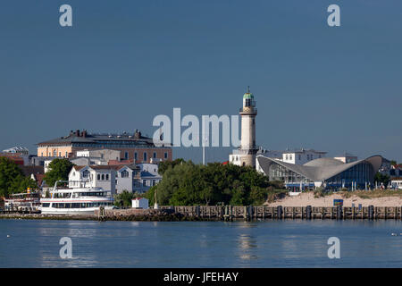 Vista la mole sul bagno del Baltico Warnemünde, citta' anseatica di Rostock, Mecklenburg, Meclemburgo-Pomerania Occidentale, Germania Foto Stock