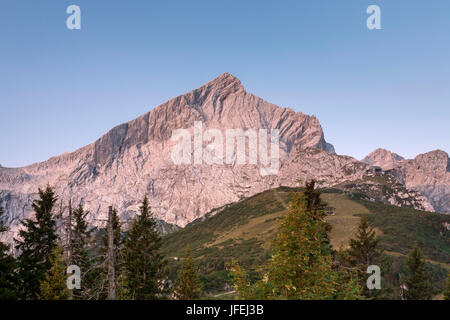 Vista del Kreuzeck sulla Alpspitze con Osterfelder ferroviarie, Garmisch-Partenkirchen, Alta Baviera, Baviera, Germania Foto Stock