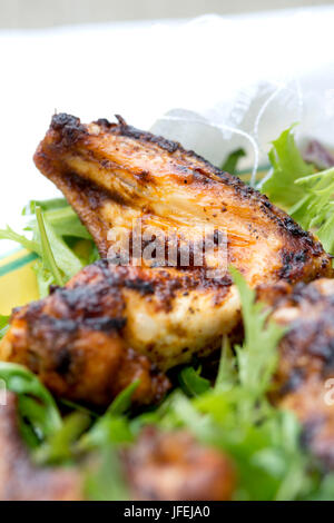 Chickenwings della griglia con insalata Foto Stock