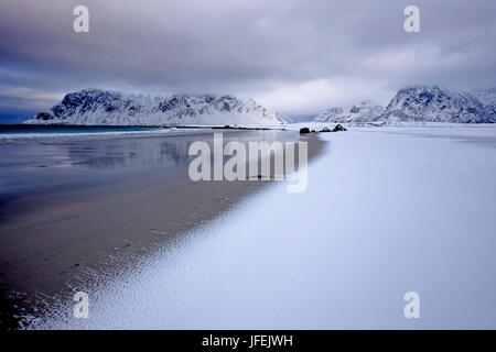 Norvegia, Flakstadoya, spiaggia vicino mountain Ram Foto Stock