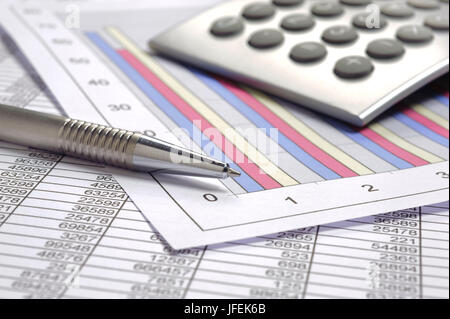 Finanze, calcolo con grafico, computer e penna a sfera Foto Stock