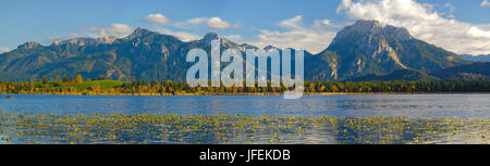 Scenario panoramico con vista sulle sul Forggensee Allgäuer montagne con Säuling vicino a Füssen Foto Stock