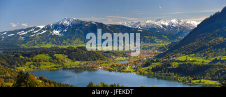 Panorama paesaggi con Alpsee a Immenstadt e montagna inverdimento, sulla destra della valle dopo che il colonnello del villaggio Foto Stock